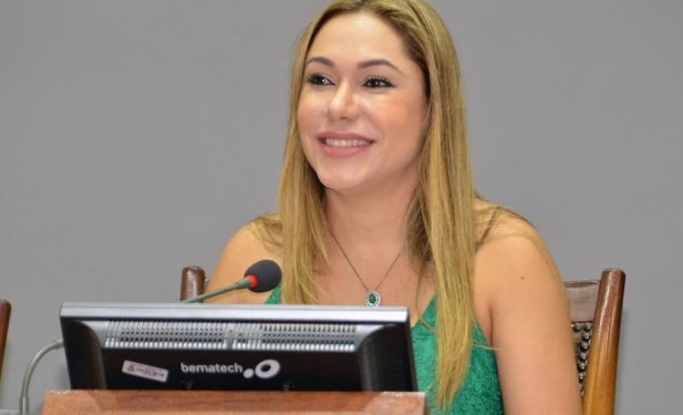 Luana Ribeiro apresenta projeto de promoção de adoção do nascituro