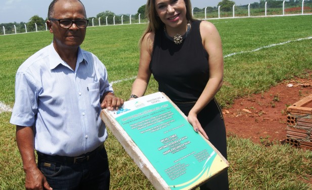 Luana entrega campo de futebol em Juarina; recursos foram destinados por João Ribeiro