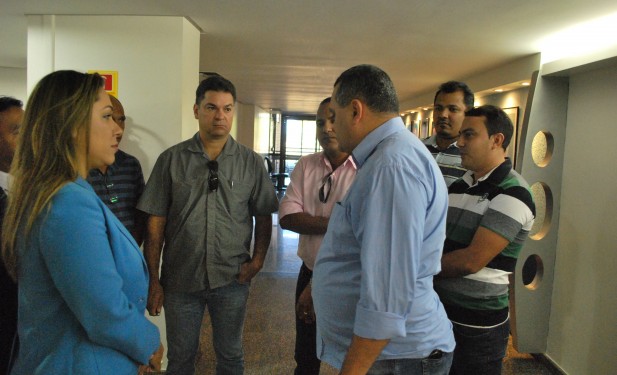 Luana recebe representantes das vans e critica decreto da Prefeitura de Palmas