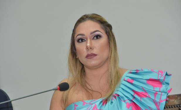 Em sessão solene, Luana Ribeiro pede ao MPE que denuncie acusados por crime de feminicídio
