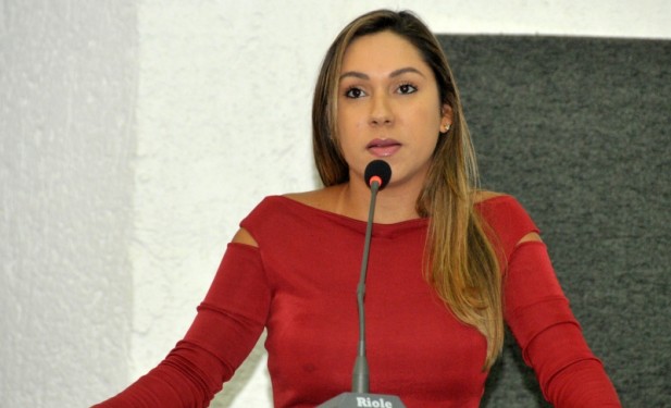 Luana Ribeiro defende uso de papel reciclado nas repartições públicas