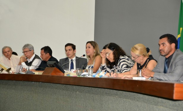 Luana Ribeiro coordena reunião da saúde que antecipa pauta da audiência pública