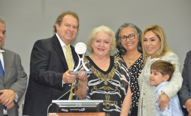 Dez personalidades araguainenses são homenageadas pela Assembleia; deputada Luana recebe homenagem em nome de João Ribeiro
