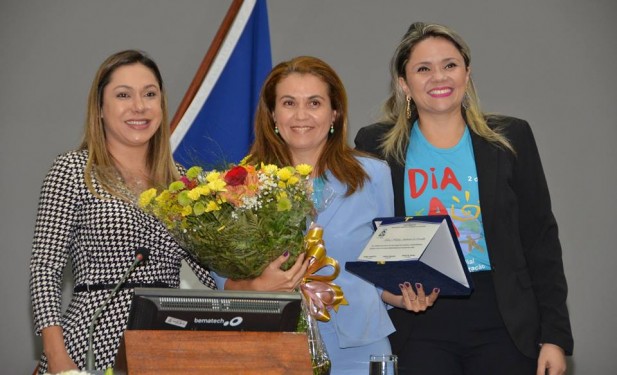 Luana Ribeiro preside sessão  solene que destaca quadro do atendimento aos autistas