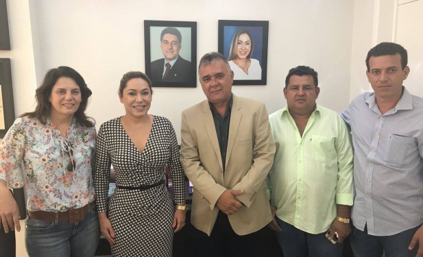 Luana recebe prefeitos, vereadores e lideranças na AL