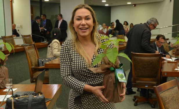 Em comemoração ao Dia da árvore, Luana distribui mudas na AL
