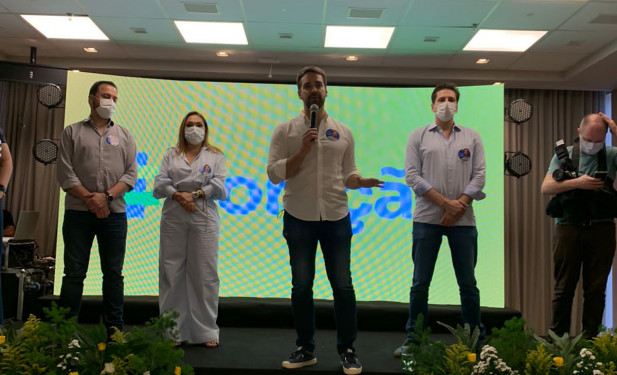 Com Luana e Olyntho, Eduardo Leite participa de evento com filiados e lideranças do PSDB no Tocantins