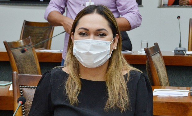 Luana Ribeiro solicita inclusão dos profissionais da educação e da segurança pública no calendário de vacinação contra covid-19