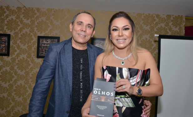 Luana prestigia lançamento de livro do jornalista Penaforte Dias