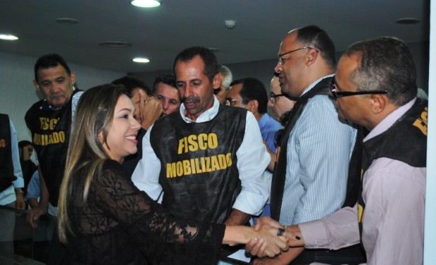 Luana Ribeiro preside sessão que aprovou aposentadorias incentivadas no TCE e comemora aprovação da MP do Fisco