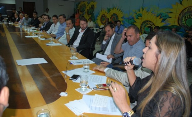 Com empresários, Luana critica aumento de impostos e defende desoneração fiscal e corte de gastos para superar a crise