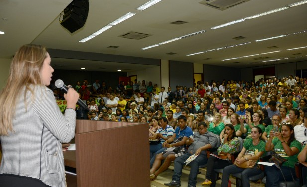 Luana defende professores e acredita no diálogo para resolver impasse na Educação