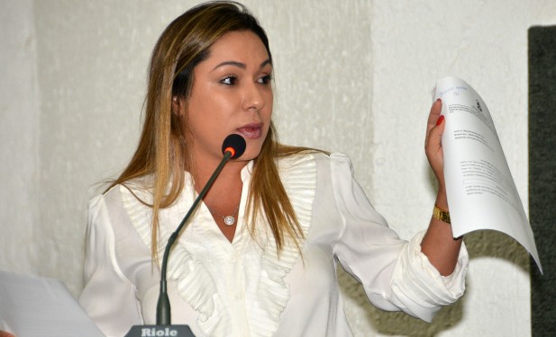 Luana apresenta 21 requerimentos para melhorar o atendimento na saúde do Estado