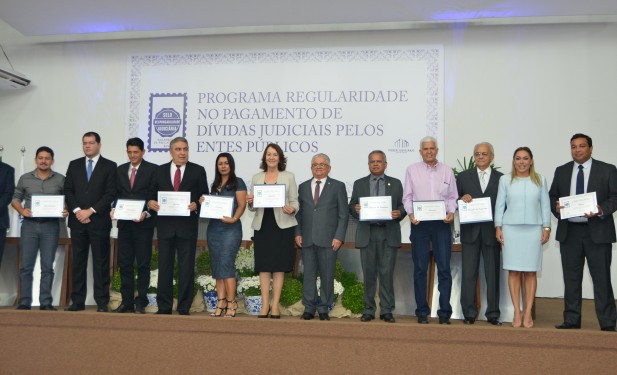Luana Ribeiro participa de solenidade de entrega de Selo de Responsabilidade Judiciária a prefeitos