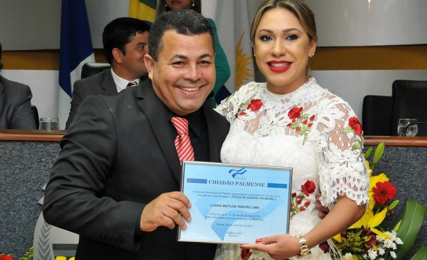 Emoção marca entrega de título de cidadã palmense a Luana Ribeiro