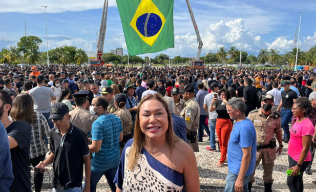 Luana Ribeiro comemora posse de novos alunos-soldados da Polícia Militar do TO