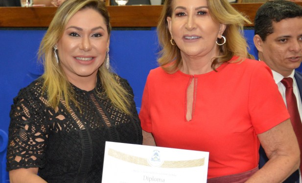 Luana homenageia Salvina Mocó e clama por respeito às mulheres na Sessão Solene  da AL