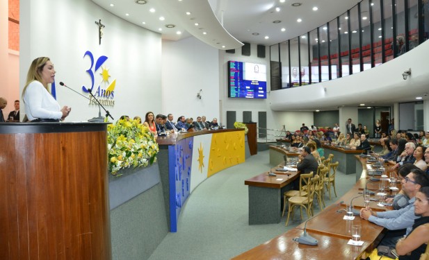 Luana Ribeiro homenageia jornalistas e lembra convênio pendente entre TV AL e UFT