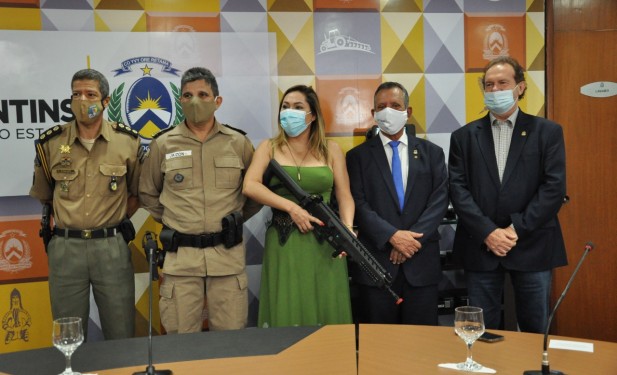 Luana Ribeiro participa de solenidade em alusão ao Dia do Soldado e parabeniza Governo do Tocantins por investimentos na categoria